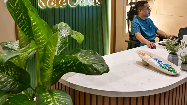 Reception desk and illuminated Sole Oasis arch at the Rahmania Men’s branch