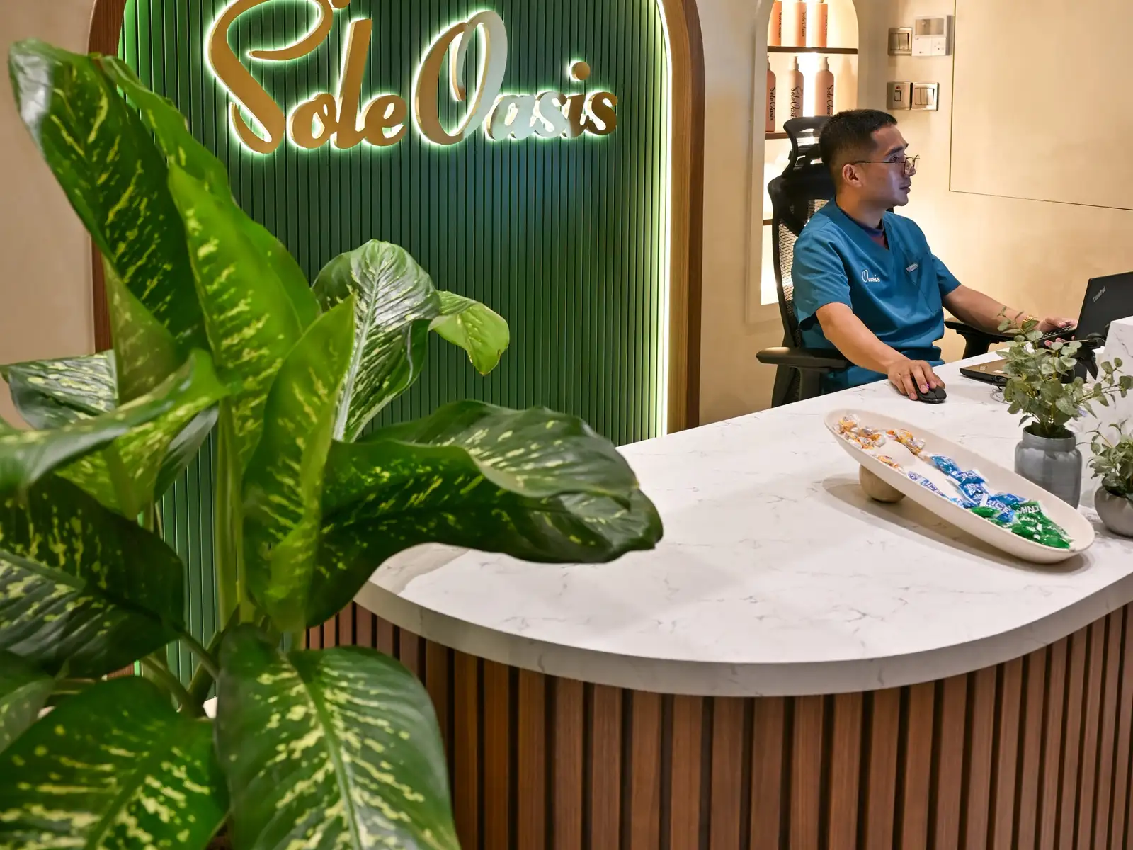 Reception desk and illuminated Sole Oasis arch at the Rahmania Men’s branch